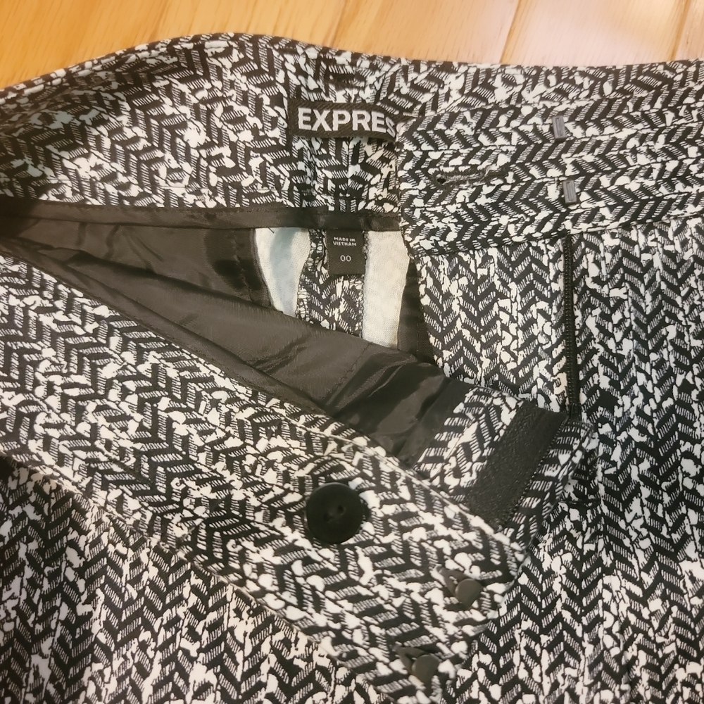 Express Black and White Cuffed Shorts Size 00 - Picture 3 of 4